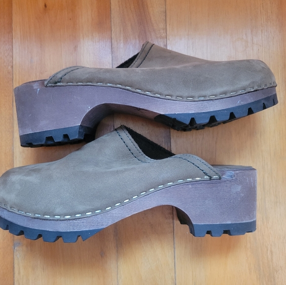 Lisa. b olive green clogs women's size 6 - Picture 4 of 7